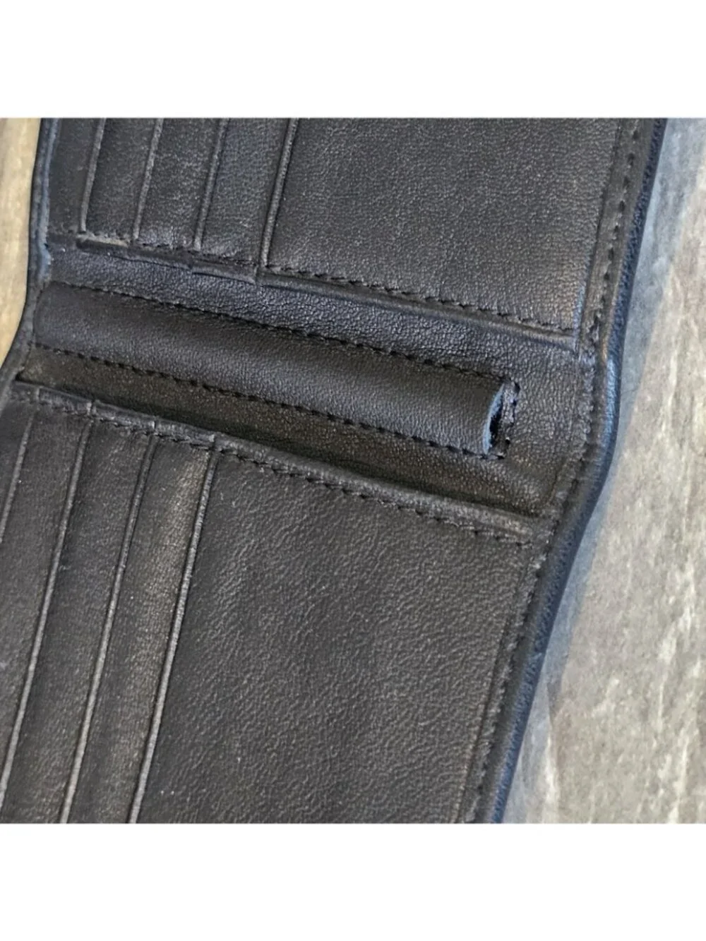 Tumi Black Leather Bifold Wallet 8 Card Slots Slim Classic 4 x 3.75